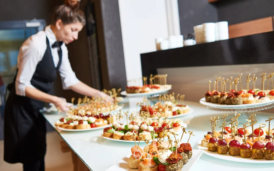 professional-catering-staff-by-bouffage